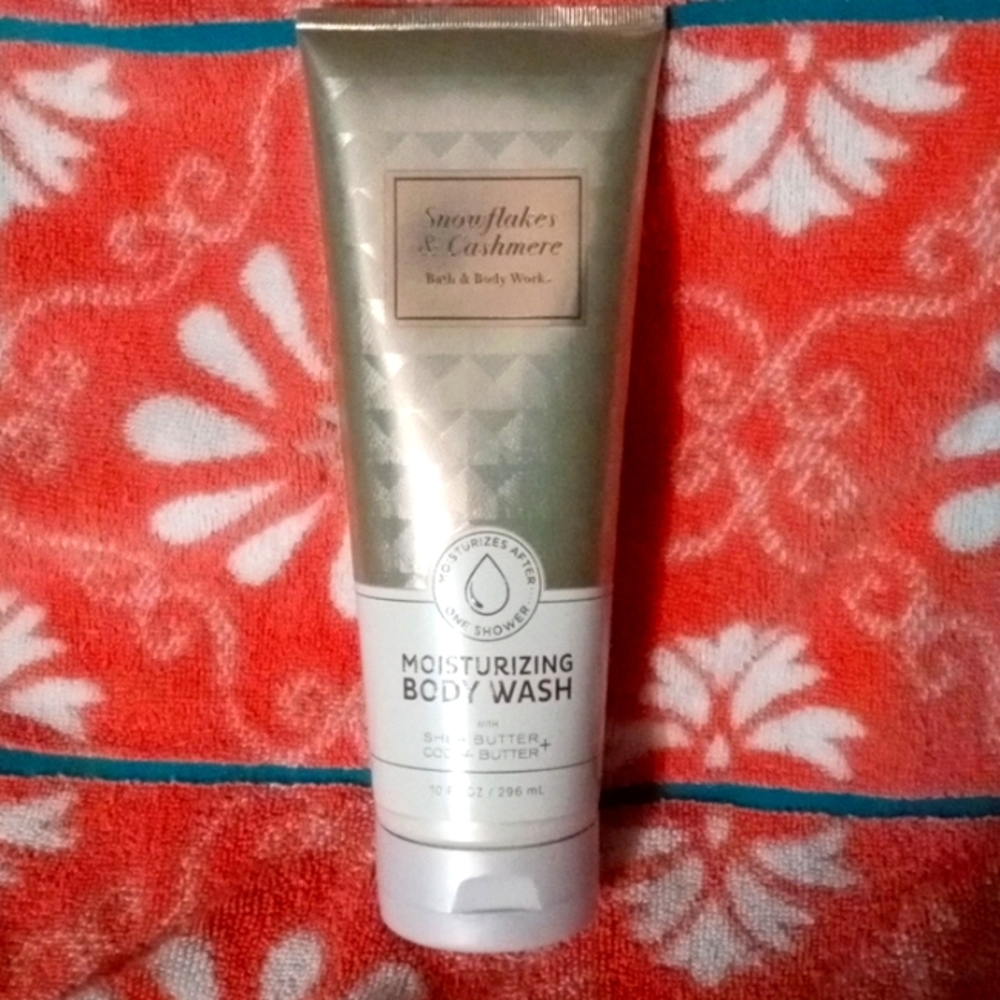 Bath & Body Works (Snowflakes & Cashmere) Moisturizing body wash.